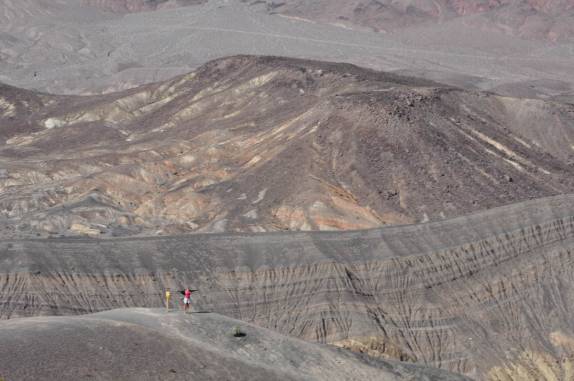 Ficamos minúsculos ao lado da enorme cratera do vulcão Ubehebe, no norte do Death Valley National Park, na Califórnia - EUA